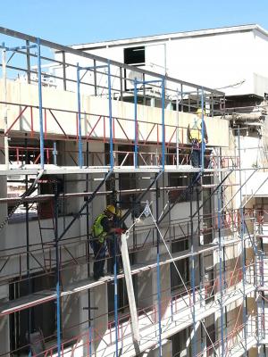 Scaffolding for exterior use (use of board brackets)